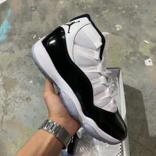 Air Jordan 11 Tênis de Basquete Preto e Branco de Couro Patentado