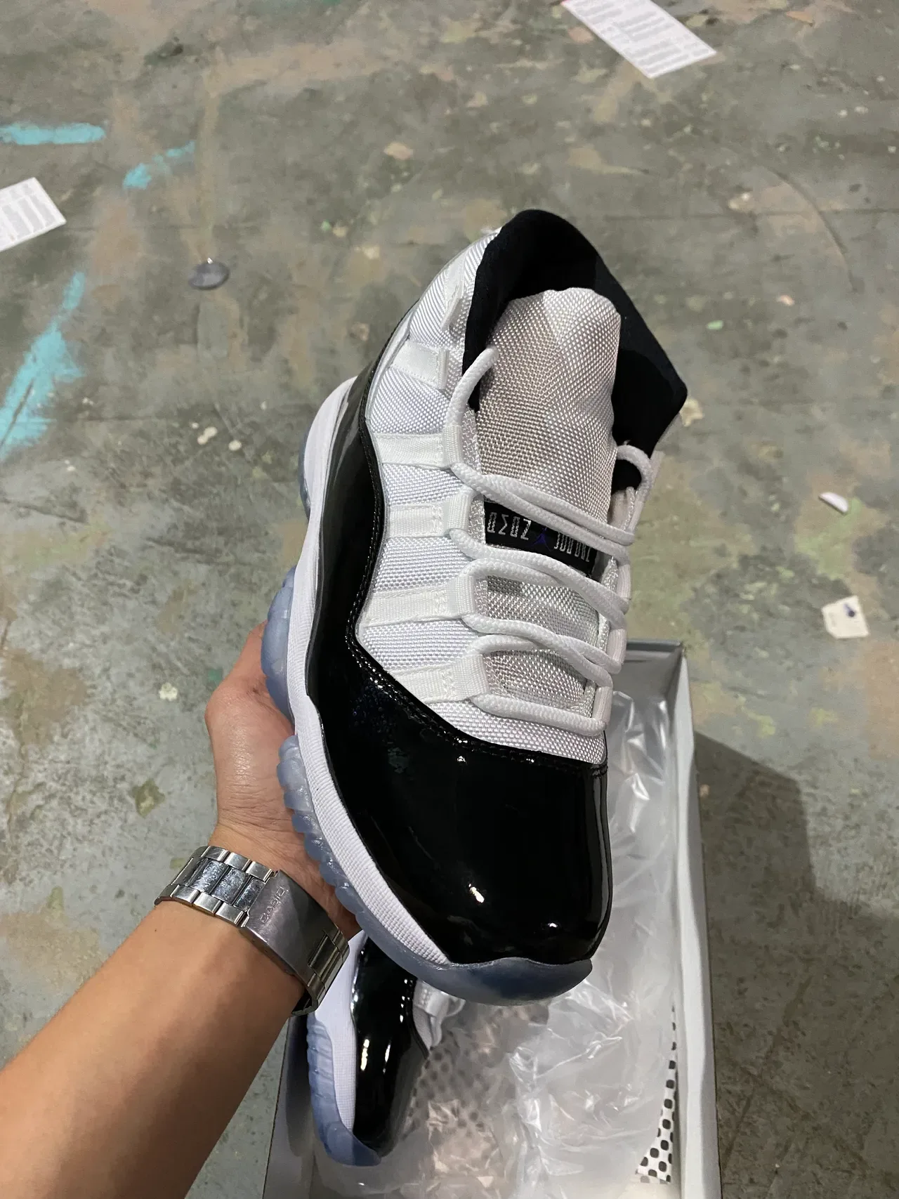 Air Jordan 11 Tênis de Basquete Preto e Branco de Couro Patentado 2