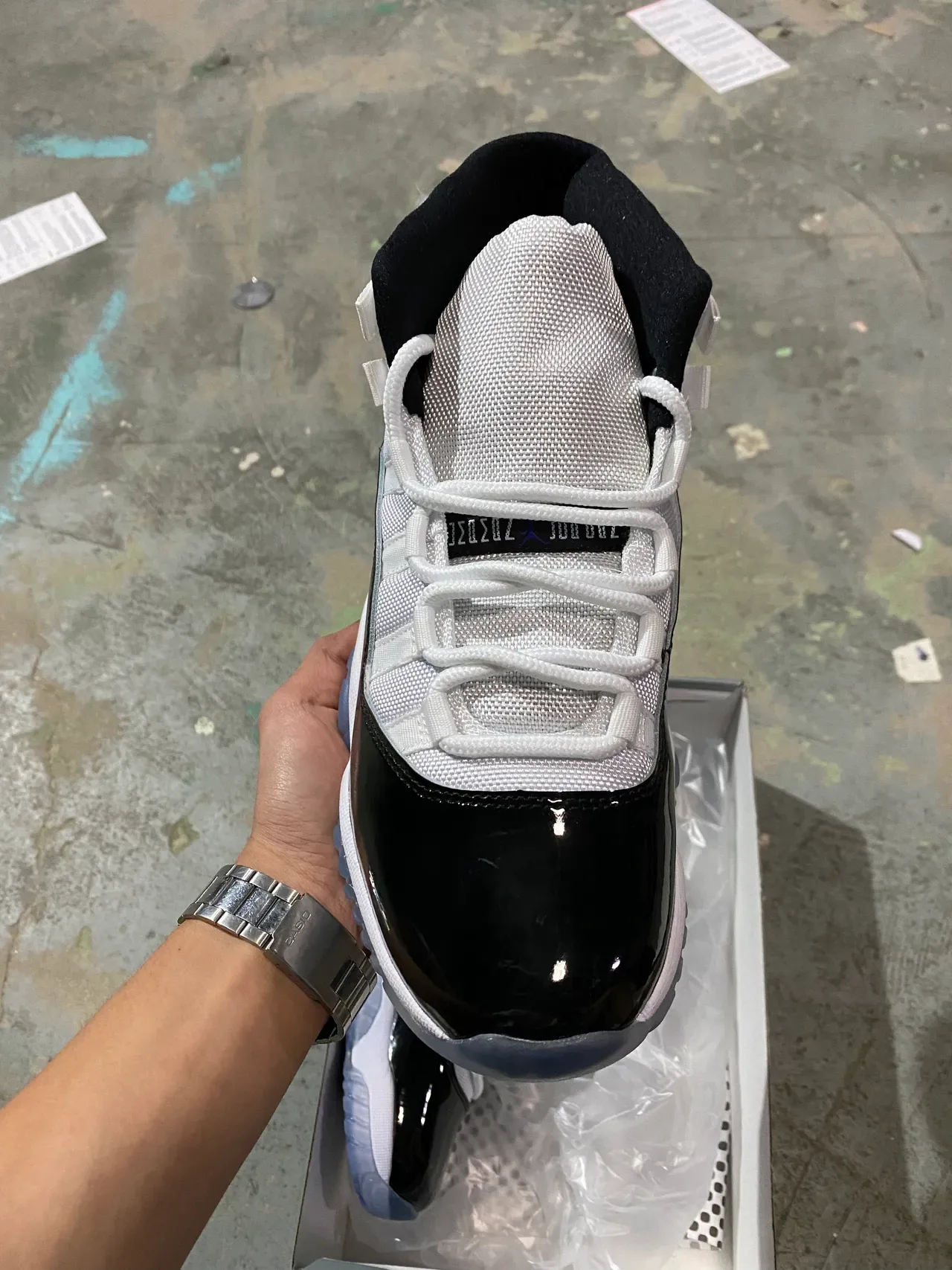 Air Jordan 11 Tênis de Basquete Preto e Branco de Couro Patentado 3