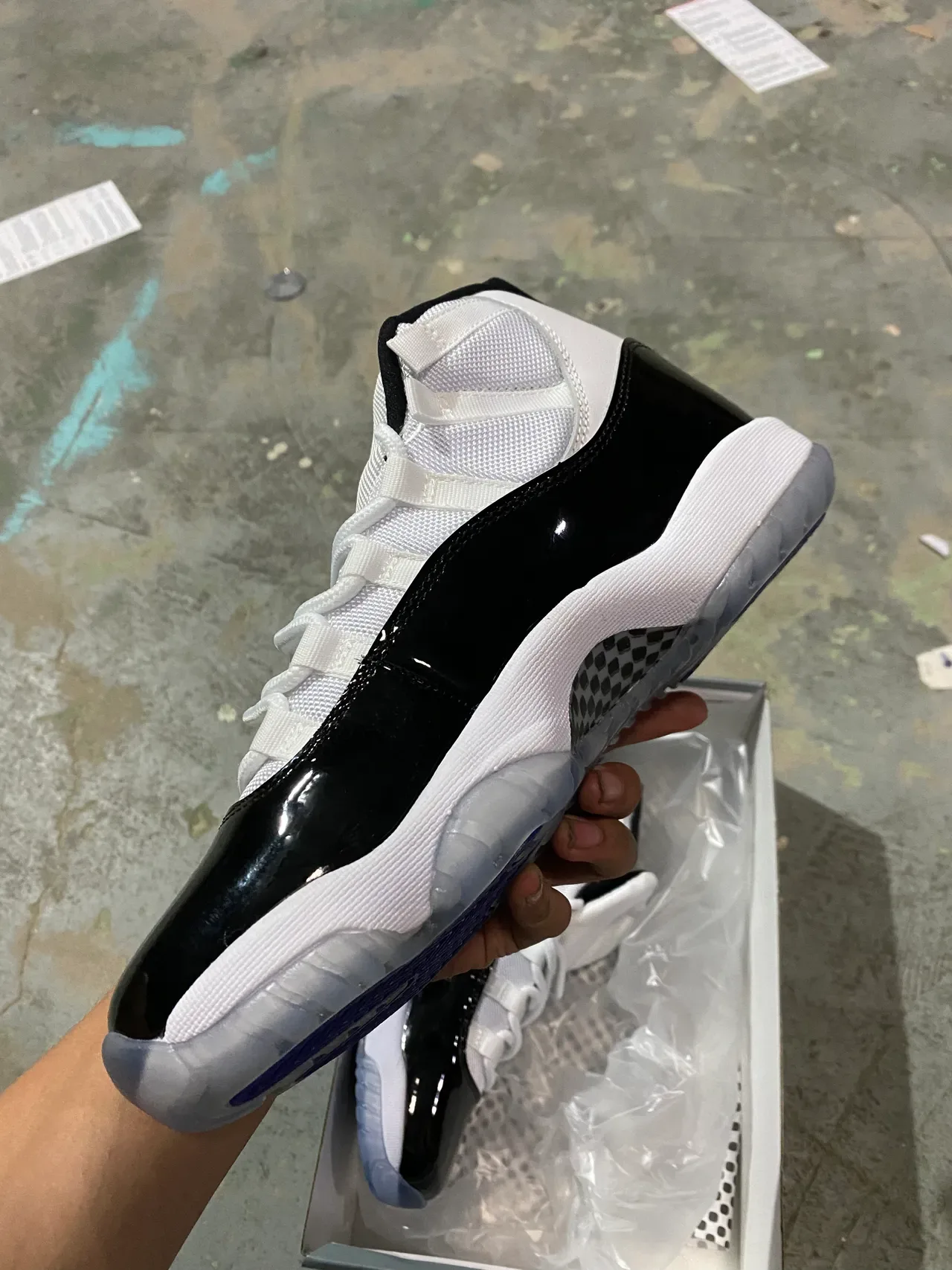 Air Jordan 11 Tênis de Basquete Preto e Branco de Couro Patentado 4