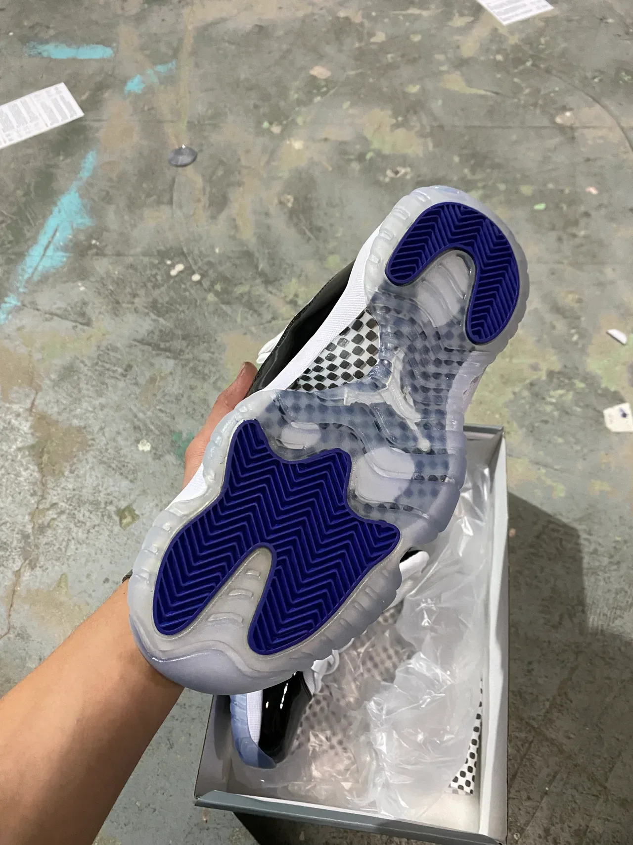 Air Jordan 11 Tênis de Basquete Preto e Branco de Couro Patentado 5