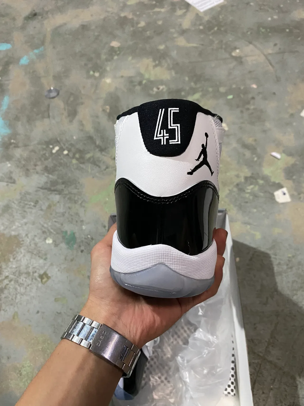 Air Jordan 11 Tênis de Basquete Preto e Branco de Couro Patentado 6