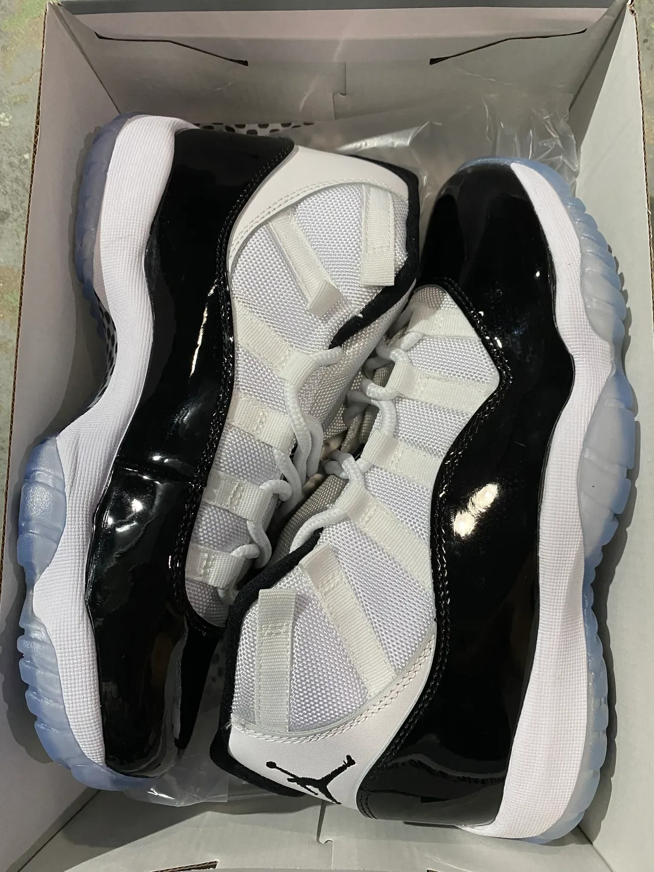 Air Jordan 11 Tênis de Basquete Preto e Branco de Couro Patentado 7