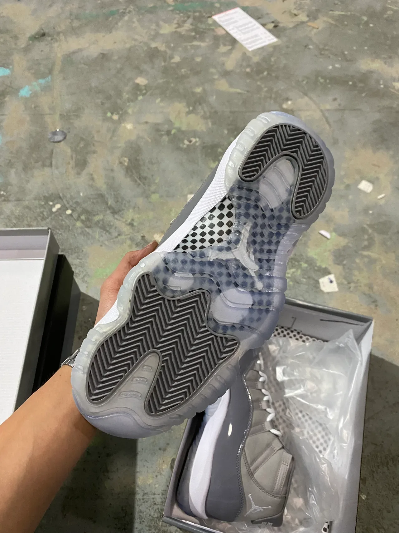 Air Jordan 11 Tênis de Basquete Preto e Branco de Couro Patentado 12