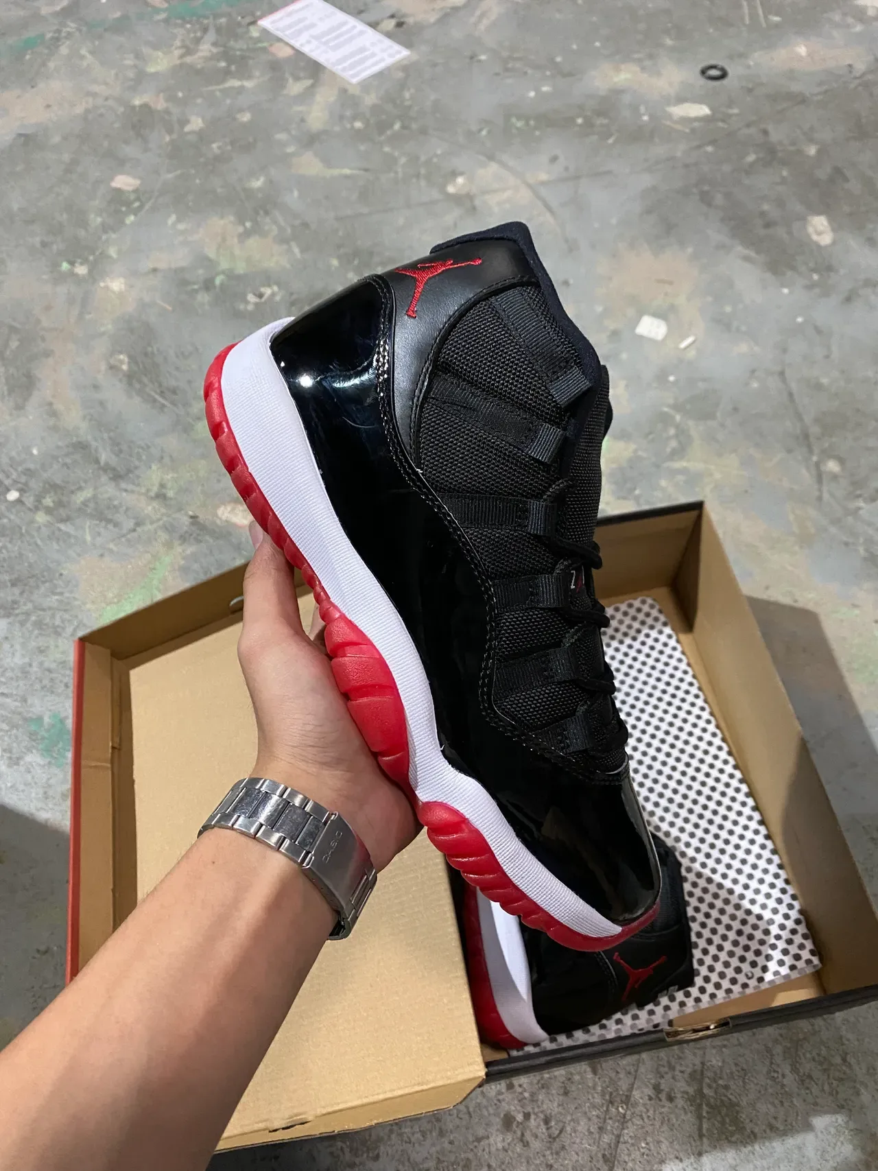 Air Jordan 11 Tênis de Basquete Preto e Branco de Couro Patentado 15
