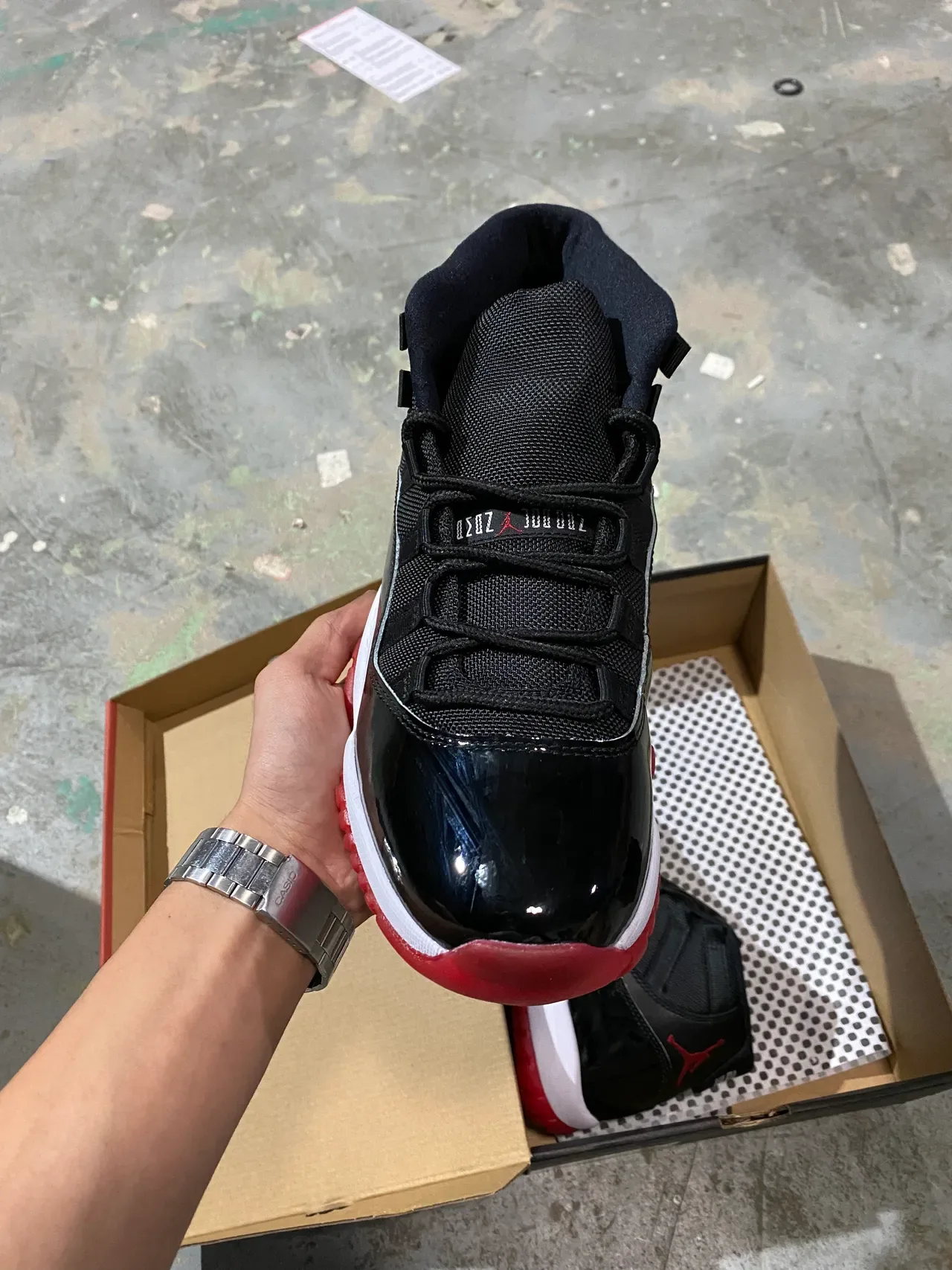 Air Jordan 11 Tênis de Basquete Preto e Branco de Couro Patentado 16