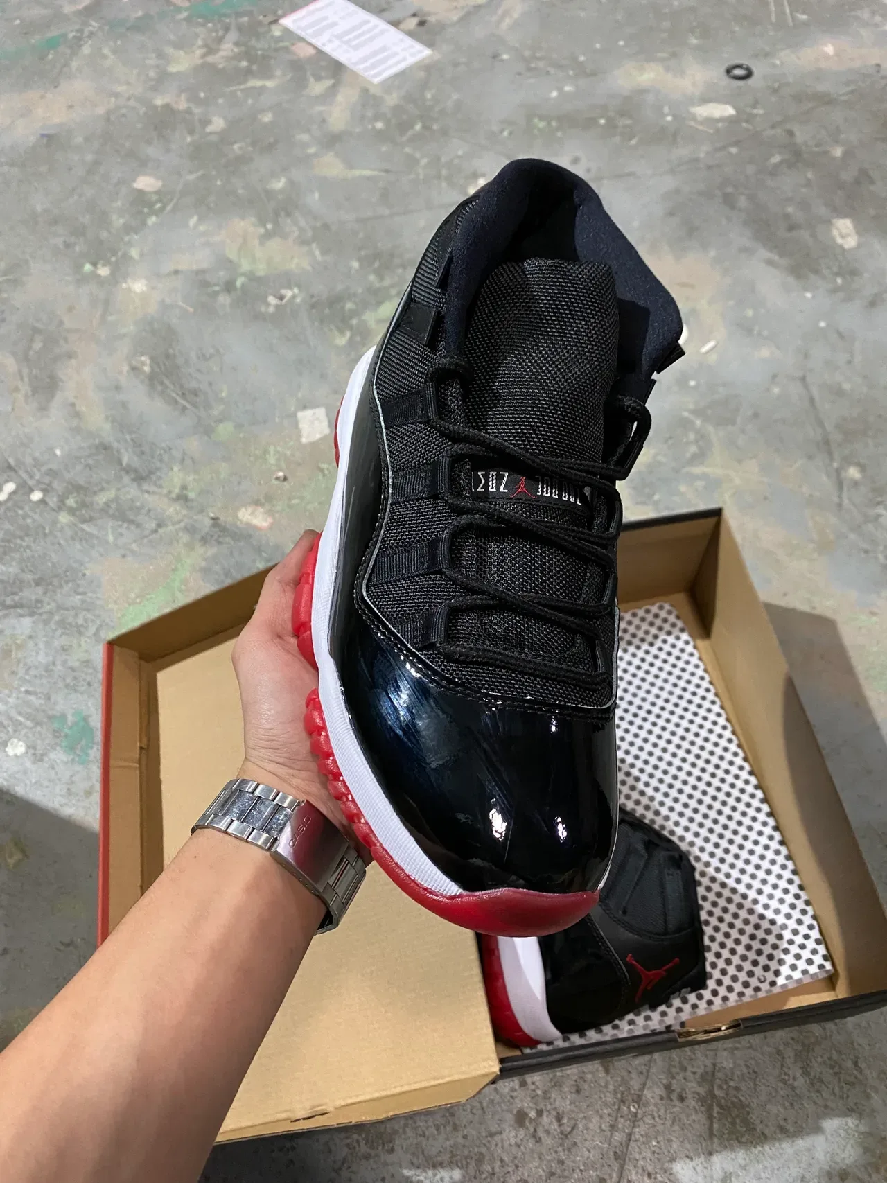 Air Jordan 11 Tênis de Basquete Preto e Branco de Couro Patentado 17