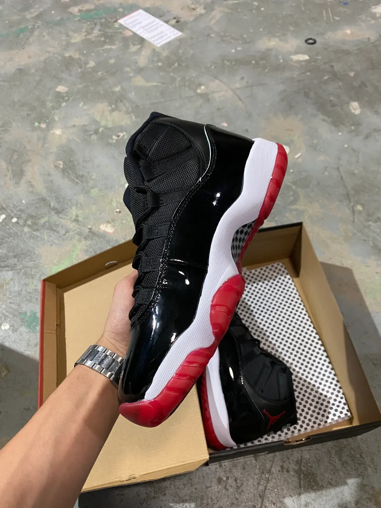 Air Jordan 11 Tênis de Basquete Preto e Branco de Couro Patentado 18