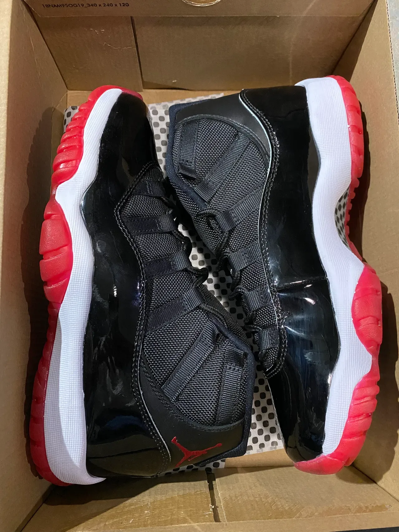 Air Jordan 11 Tênis de Basquete Preto e Branco de Couro Patentado 21