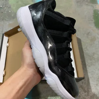 Tênis de basquete Air Jordan 11 em couro envernizado preto