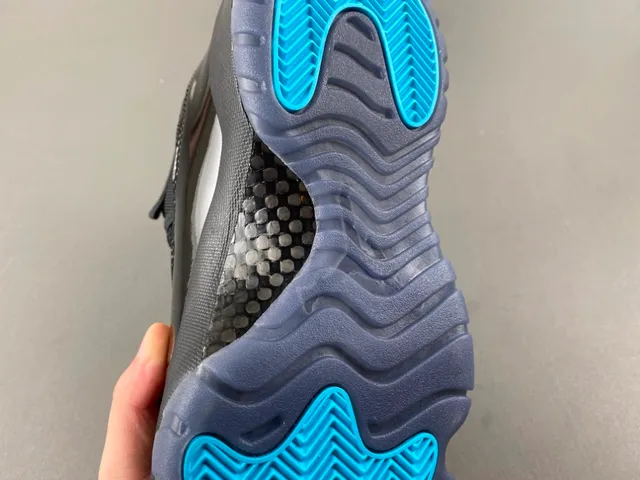 Air Jordan 11 কালো পেটেন্ট লেদার বাস্কেটবল জুতা 10