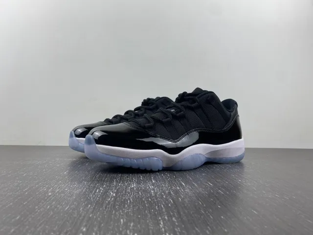 حذاء كرة السلة Air Jordan 11 أسود أبيض أزرق ملكي 2