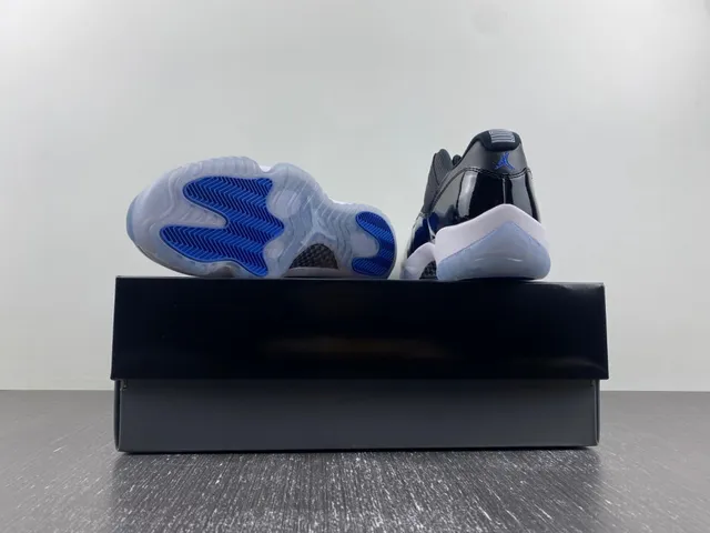 حذاء كرة السلة Air Jordan 11 أسود أبيض أزرق ملكي 6