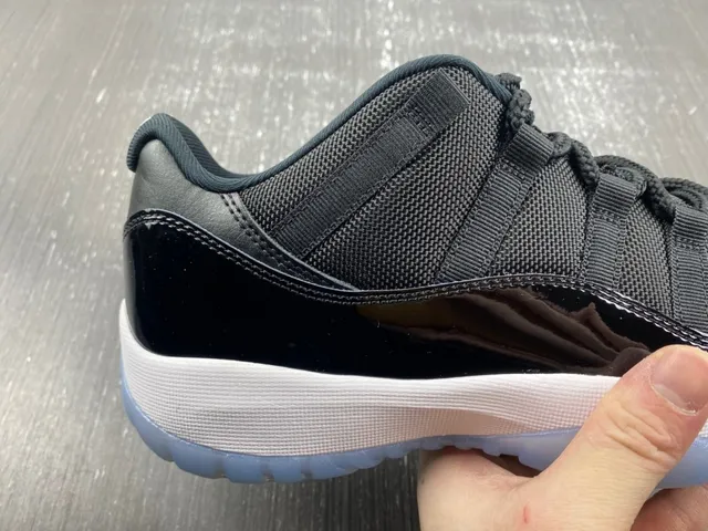 حذاء كرة السلة Air Jordan 11 أسود أبيض أزرق ملكي 9
