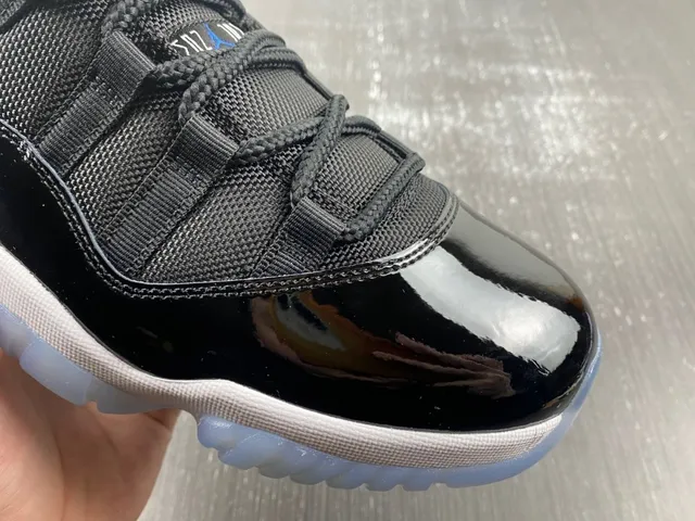 حذاء كرة السلة Air Jordan 11 أسود أبيض أزرق ملكي 10
