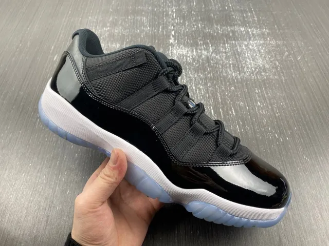 حذاء كرة السلة Air Jordan 11 أسود أبيض أزرق ملكي 11