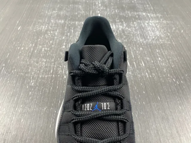 حذاء كرة السلة Air Jordan 11 أسود أبيض أزرق ملكي 13