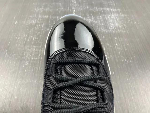 حذاء كرة السلة Air Jordan 11 أسود أبيض أزرق ملكي 14