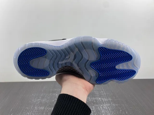 حذاء كرة السلة Air Jordan 11 أسود أبيض أزرق ملكي 15