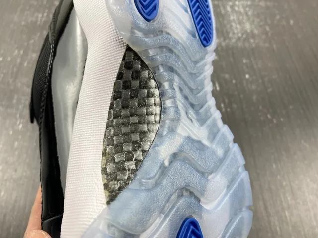 حذاء كرة السلة Air Jordan 11 أسود أبيض أزرق ملكي 18