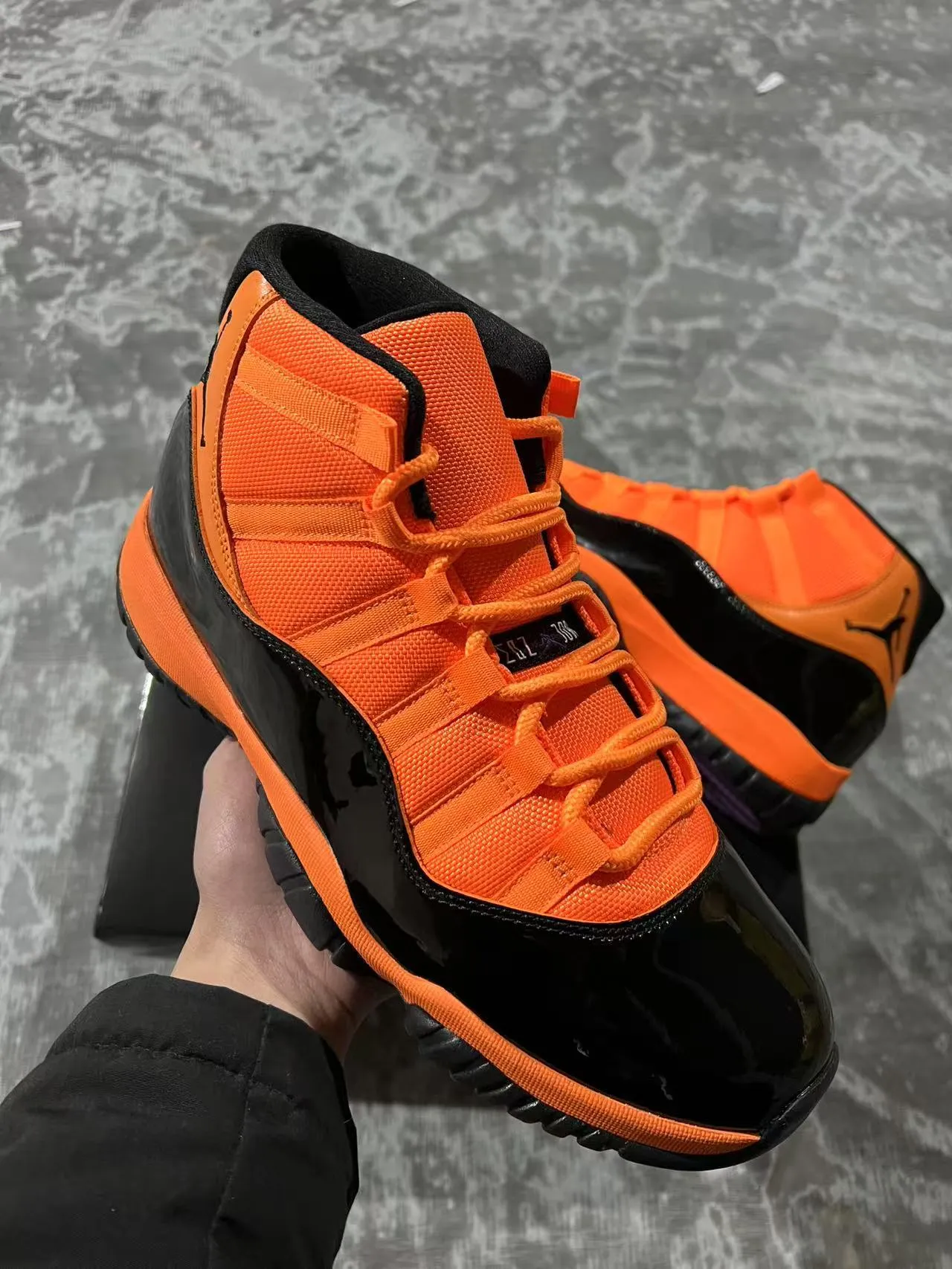 Air Jordan 11 ऑरेंज और ब्लैक पेटेंट लेदर बास्केटबॉल शूज़ 2