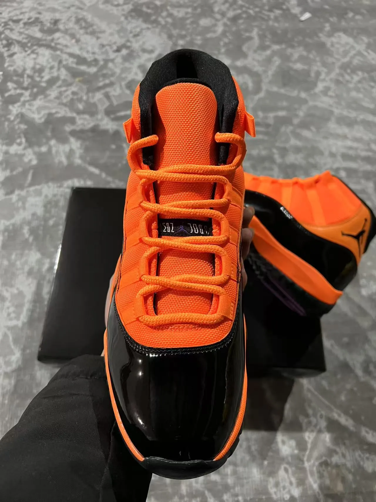 Air Jordan 11 ऑरेंज और ब्लैक पेटेंट लेदर बास्केटबॉल शूज़ 3