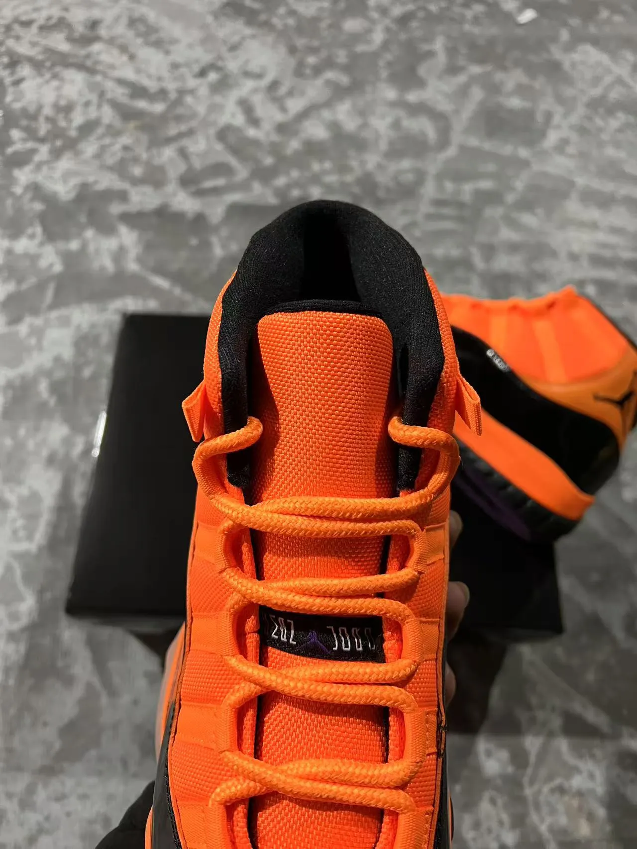 Air Jordan 11 ऑरेंज और ब्लैक पेटेंट लेदर बास्केटबॉल शूज़ 4