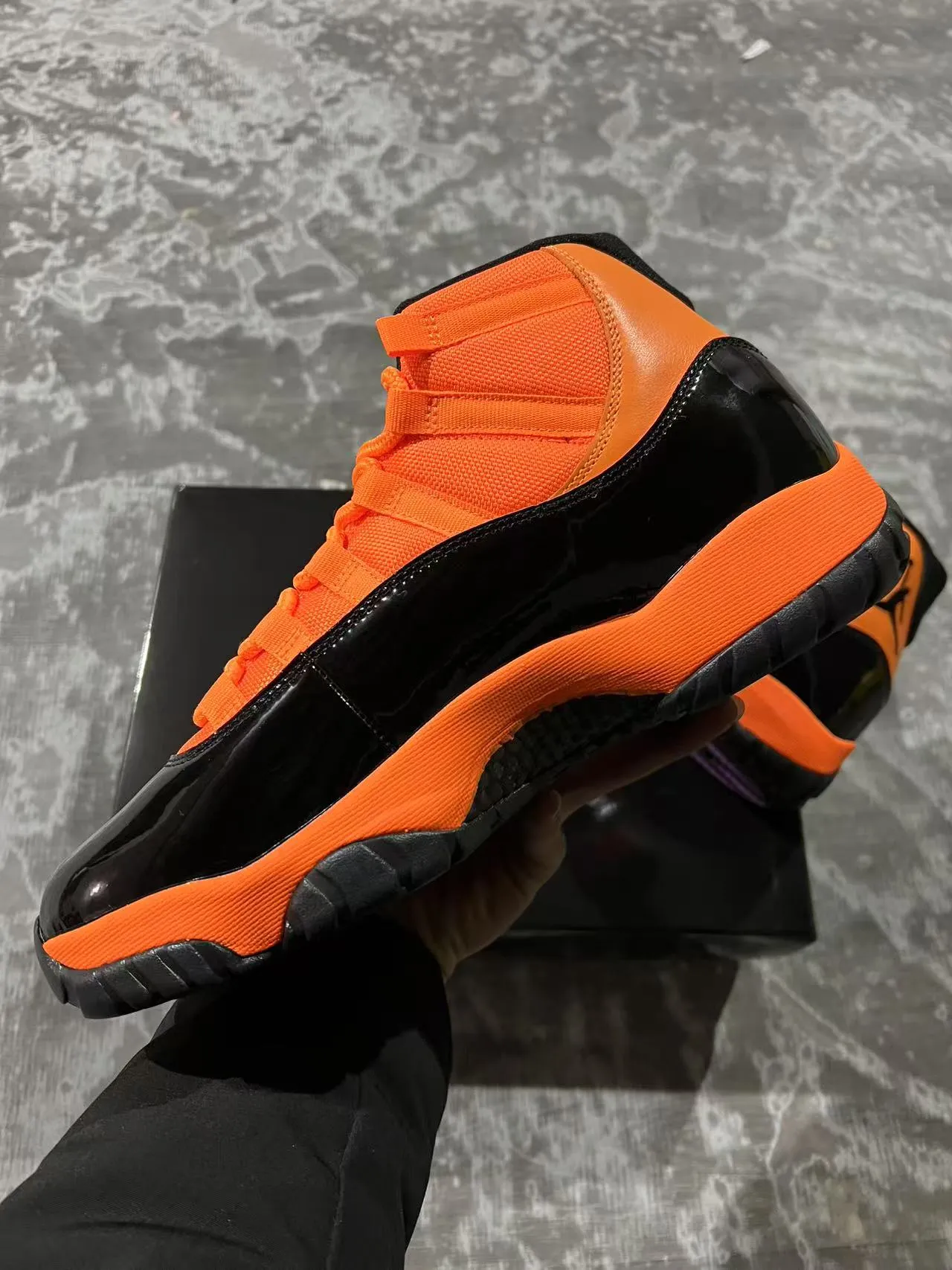 Air Jordan 11 ऑरेंज और ब्लैक पेटेंट लेदर बास्केटबॉल शूज़ 5
