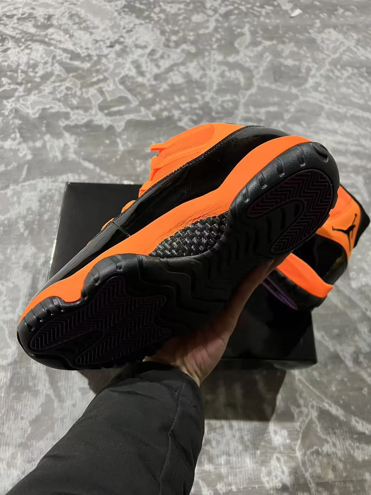 Air Jordan 11 ऑरेंज और ब्लैक पेटेंट लेदर बास्केटबॉल शूज़ 6