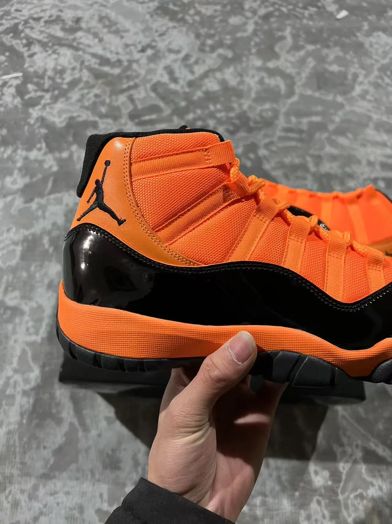 Air Jordan 11 ऑरेंज और ब्लैक पेटेंट लेदर बास्केटबॉल शूज़ 7