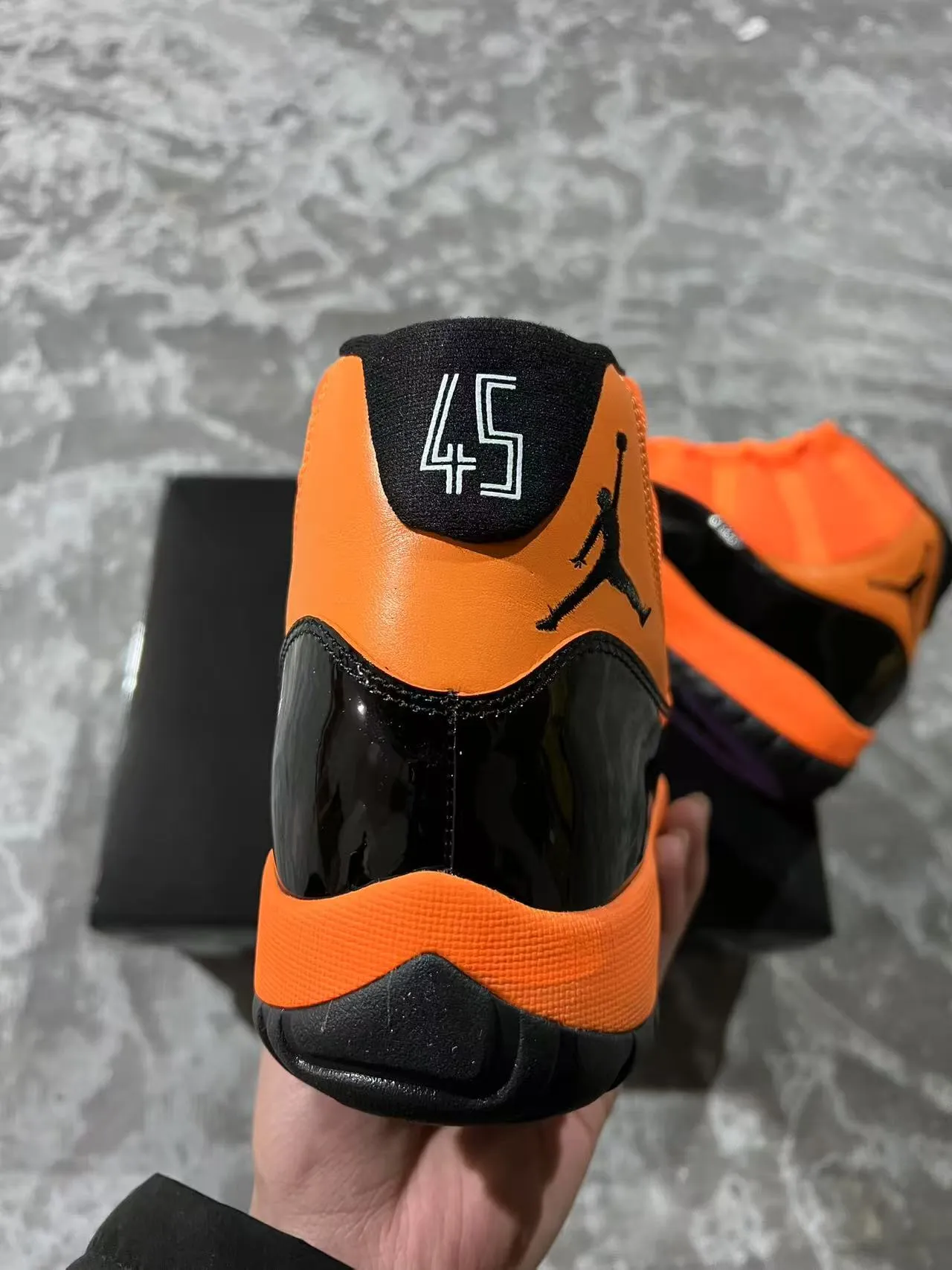 Air Jordan 11 ऑरेंज और ब्लैक पेटेंट लेदर बास्केटबॉल शूज़ 8