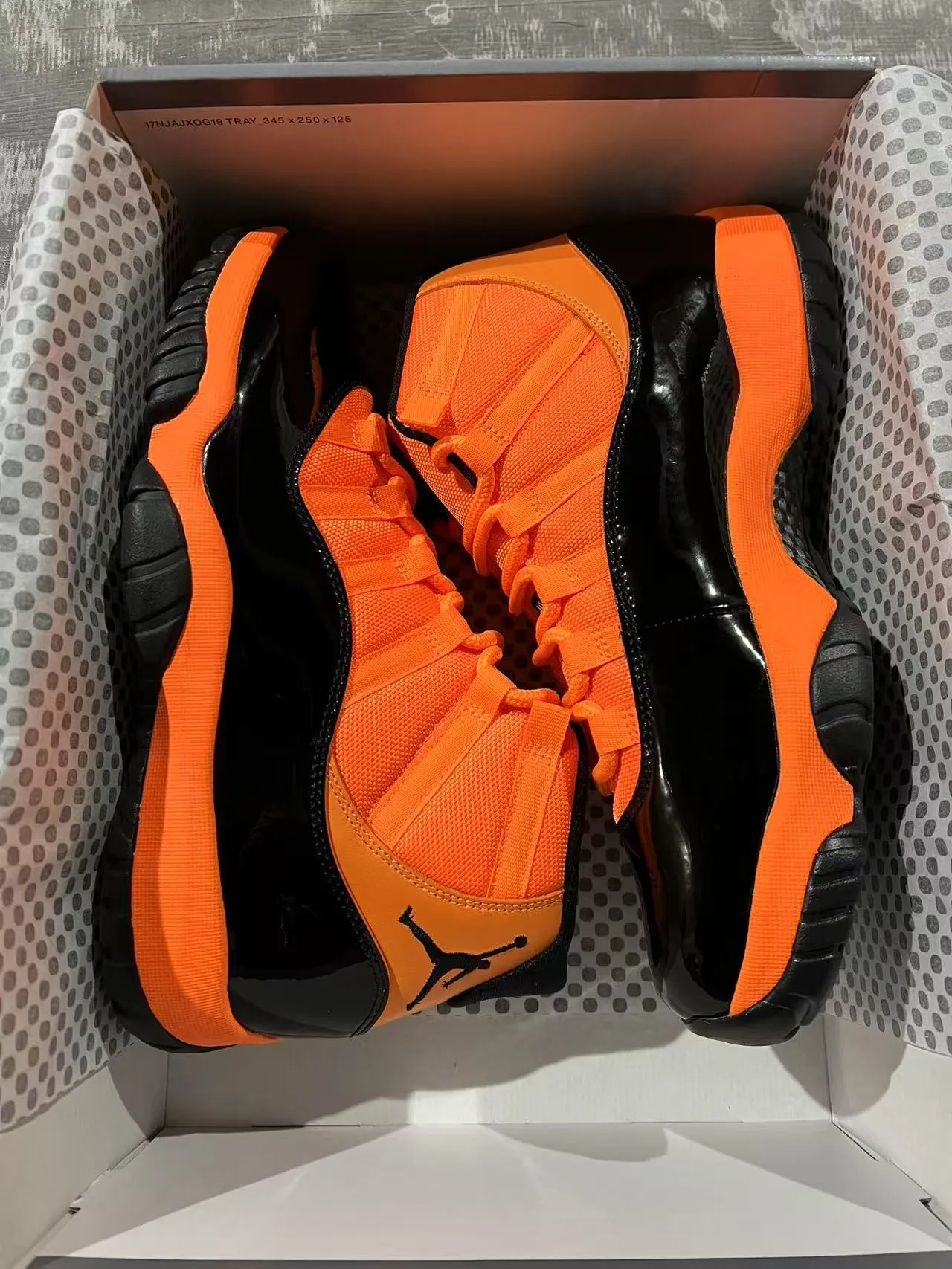 Air Jordan 11 ऑरेंज और ब्लैक पेटेंट लेदर बास्केटबॉल शूज़ 9