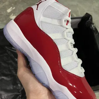 Air Jordan 11 zapatillas de baloncesto de caña alta en charol rojo y blanco