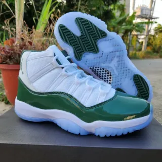 Tênis de basquete Air Jordan 11 Retro em couro envernizado verde-escuro