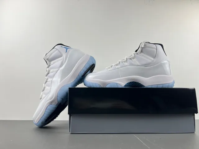 Air Jordan 11 白和浅蓝篮球鞋 2