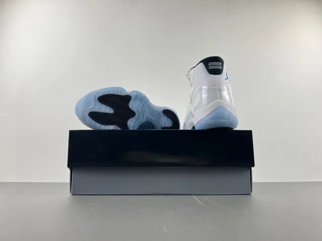 Air Jordan 11 白和浅蓝篮球鞋 3