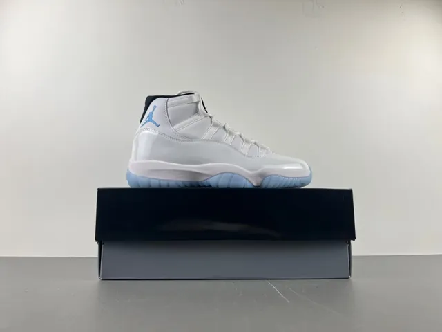 Air Jordan 11 白和浅蓝篮球鞋 4
