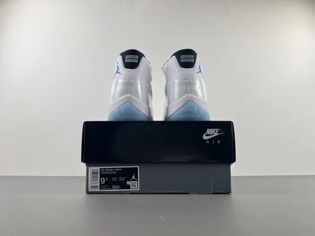 Air Jordan 11 白和浅蓝篮球鞋 5