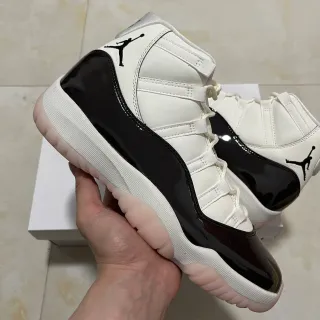 Zapatillas de baloncesto Air Jordan 11 de charol blanco y negro