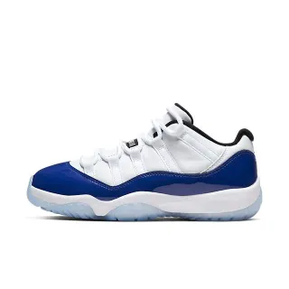 Zapatillas de baloncesto Air Jordan 11 de caña alta en blanco y azul con detalles de charol