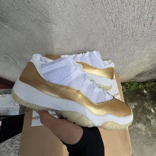 Zapatillas de baloncesto Air Jordan 11 de charol blanco y dorado
