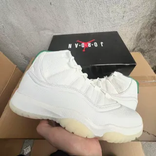 Tênis de basquete Air Jordan 11 branco com calcanhar verde