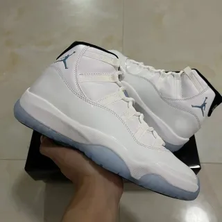 Tênis de basquete Air Jordan 11 branco e azul-claro