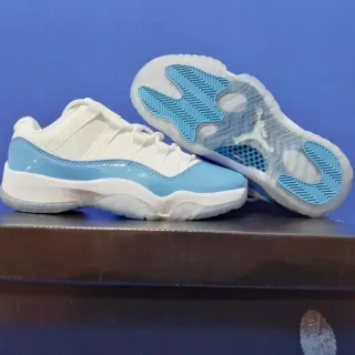 Air Jordan 11 सफ़ेद हल्का नीला पेटेंट लेदर बास्केटबॉल जूते