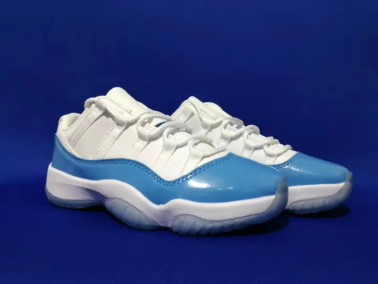 حذاء كرة السلة Air Jordan 11 من الجلد اللامع باللونين الأبيض والأزرق الفاتح 2