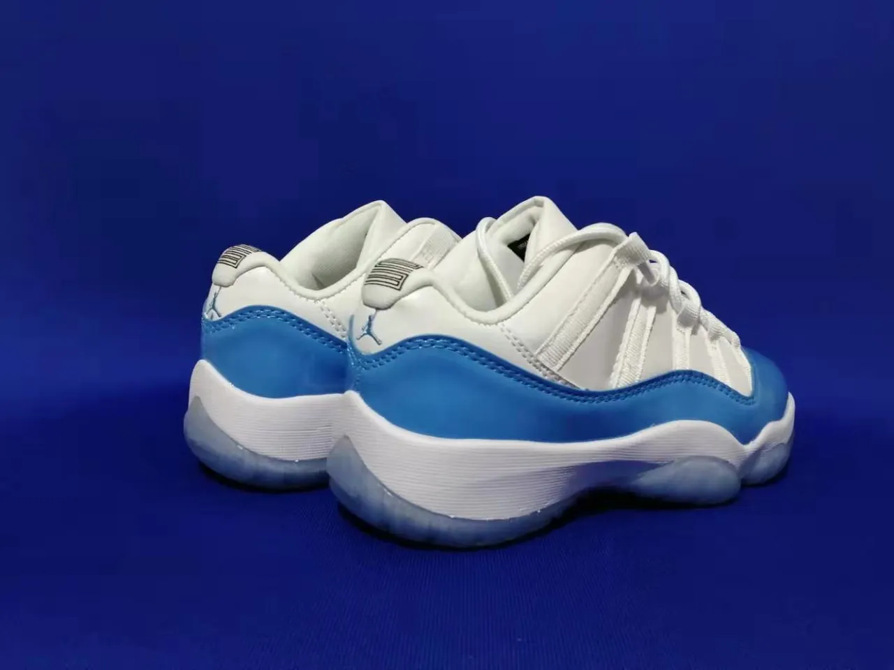 حذاء كرة السلة Air Jordan 11 من الجلد اللامع باللونين الأبيض والأزرق الفاتح 3