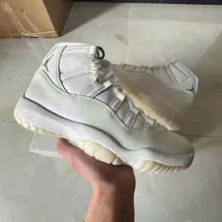 Tênis de basquete de cano alto Air Jordan 11 em couro envernizado branco