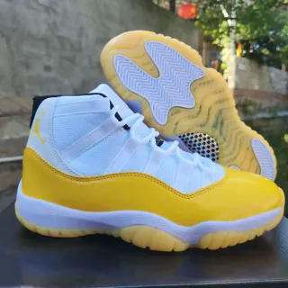 Tênis de basquete Air Jordan 11 amarelo e branco