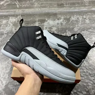 Tênis de basquete Air Jordan 12 em couro acolchoado preto e cinza