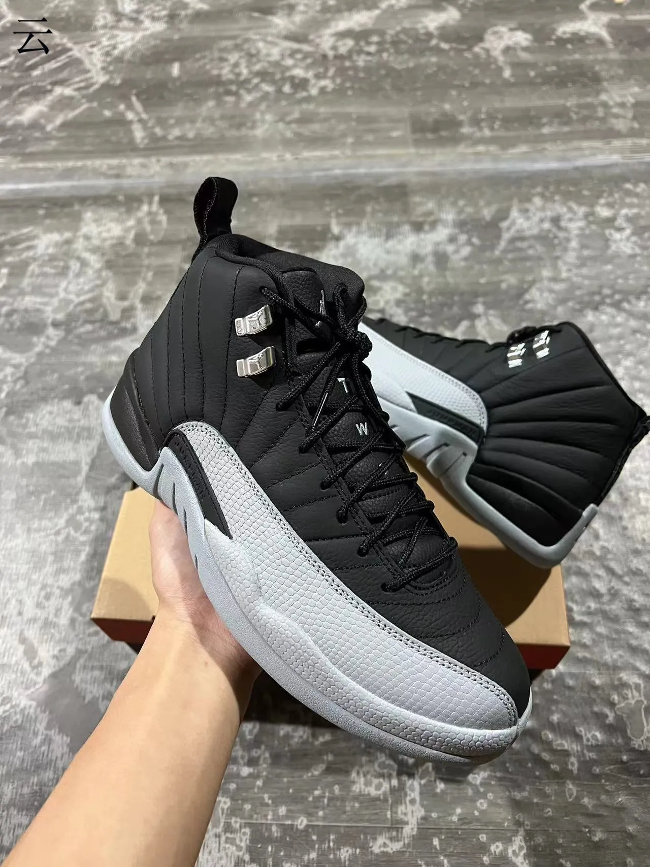 Tênis de basquete Air Jordan 12 em couro acolchoado preto e cinza 2